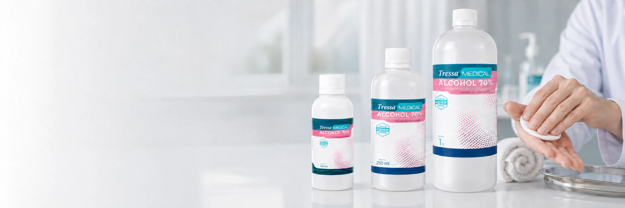 Alcohol Etílico Desnaturalizado 70° Tressa Medical para uso tópico en piel y manos, disponible en 125 mL, 250 mL y 1 L, sobre superficie clínica